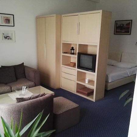 Guest House Amico Враня Екстериор снимка