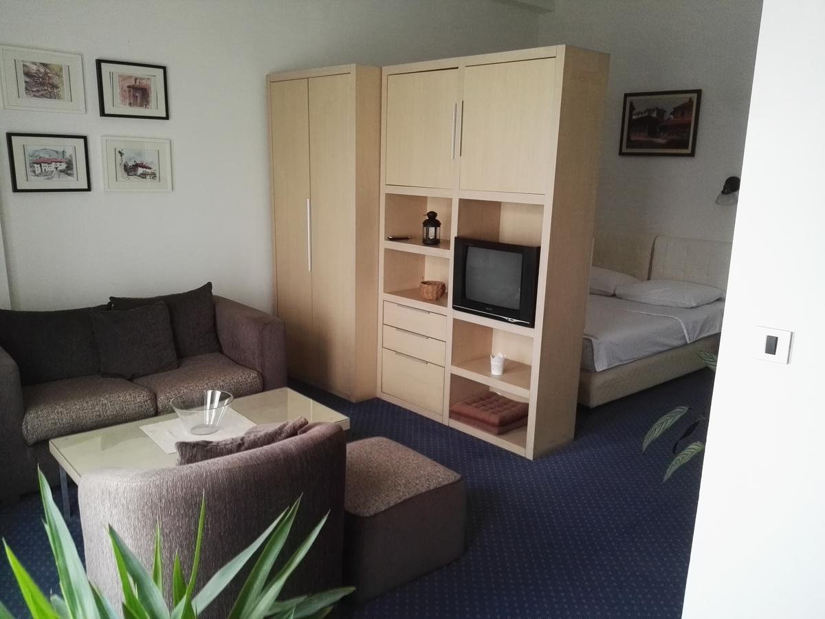 Guest House Amico Враня Екстериор снимка