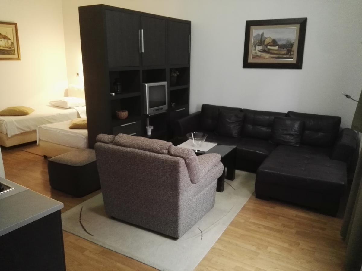 Guest House Amico Враня Екстериор снимка