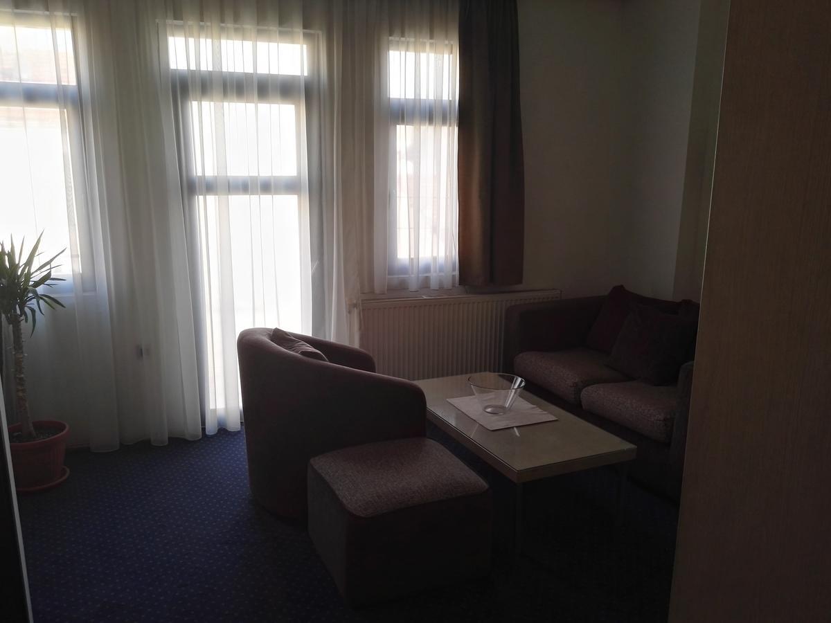 Guest House Amico Враня Екстериор снимка